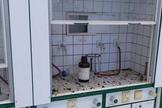 Výbuch ve školní laboratoři v centru Prahy: Dívku popálila směs kyselin - Novinky