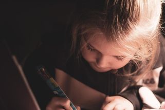 Život celé rodiny se zúžil na domácí úkoly, podle právníků jsou navíc nezákonné