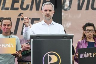 „Předeženeme SPD.“ Hřib si nechá naplést Bartošovy dredy. Piráti jsou v ostré fázi kampaně - Echo24.cz