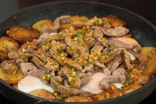 Když nechcete špinit hrnce – panenka s bramborami na jedné pánvi | Vaříme s Kubíčkem