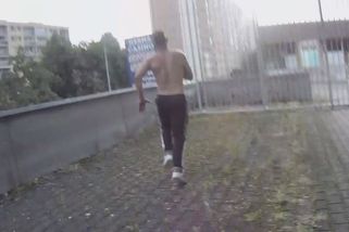 Agresor napadl v Praze pěstí kolemjdoucího. Záběry ukazují, jak ohrožoval policisty elektrickým kabelem