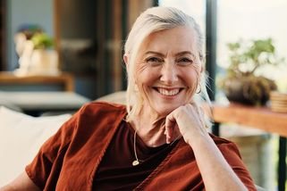 Nejlepší módní trik pro seniorky na rok 2026: přišel k nám ze Švédska a můžete díky němu vypadat o 15 let mladší