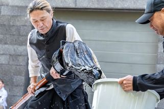 Japonský umělec v Liberci. Obraz chystal dvacet let, hotový byl za pět sekund