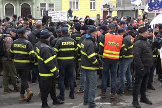 K Rakušanovi se při projevu otočili zády. Hasiči a policisté protestovali před ministerstvem - Novinky
