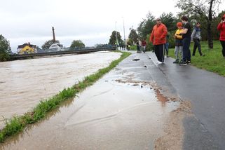 Lidé na předměstí Opavy odmítli evakuaci, teď volají o pomoc ze stromů a ze střech - Novinky