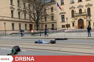 Aktivisté protestovali před Úřadem vlády. Znovu blokovali dopravu vlastními těly