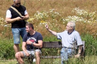 Miloš Zeman si užívá důchod. Štěstí našel v luxusním domě s japonskou zahradou