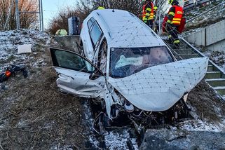 Z dálnice D35 na Olomoucku vylétlo auto s čtyřčlennou polskou rodinou - Novinky
