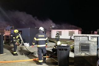 Od vánočního stromku kompletně shořel rodinný dům na Táborsku. Škoda jde do milionů - Novinky