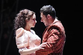 Na jevišti se motal a byl celý rudý. Populárního h...