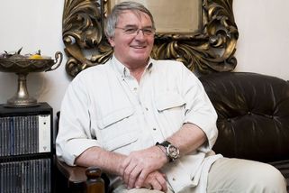 Po Vlastimilu Harapesovi (†77) zůstal krásný dům na Malé Straně plný starožitností: V téhle kráse žil - Super.cz