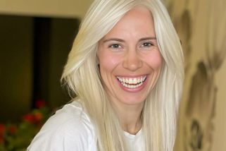 Eva Adamczyková opět překvapila vlasovou proměnou. Co si po odbarvení na blond na hlavě udělala tentokrát? - Super.cz