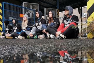 Policie odpoutala aktivisty, kteří bránili vjezdu do areálu jatek patřících Agrofertu - Novinky