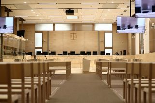 Deset mužů včetně otce ve Francii znásilnilo pětileté dítě - Novinky