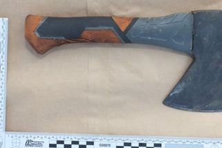 Agresivní mladík v Kadani napadl a okradl chodce. Bil ho pěstmi a vyhrožoval sekyrkou - Novinky