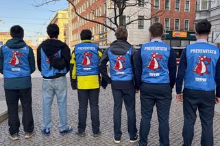 Už žádné svačinky, hlučné telefonování a nevhodné chování. Neukázněné cestující v šalinách umravní preventisté - Novinky