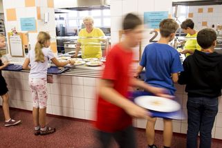 Tisíce rodičů nemají na školní obědy. Za poslední rok jich přibylo hlavně v Praze - Novinky