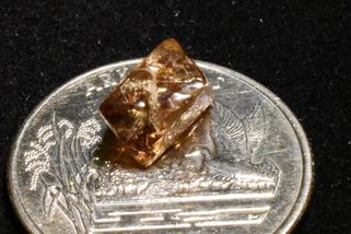 Myslel, že na zemi leží obal od bonbonu. Byl to téměř čtyřkarátový diamant - Novinky