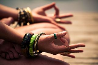 Většina Čechů se považuje za ateisty, přesto nejsme národem bezvěrců. Prim u nás hraje alternativní spiritualita - Novinky