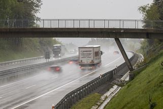 Kampaň na mostech měla učit řidiče bezpečnosti. Narazila - Seznam Zprávy