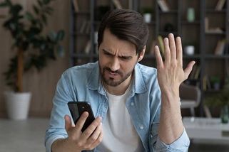 Českem se přes WhatsApp šíří další vlna podvodů. Lidé přijdou o peníze i účty