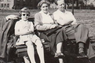 Když mi byly tři, dali mě na výchovu k estébákům: Příběh Jarmily Kročkové - Médium.cz