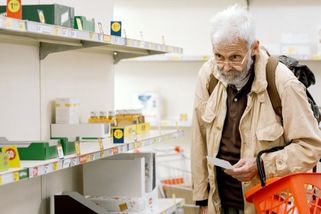 Tereza si všimla něčeho divného u regálu s pečivem. Trvalo jí tři měsíce, než pochopila, co se děje