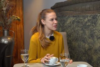 Mám manžela a dva partnery, funguje to se vším všudy. Herečka Tereza Těžká otevřeně o polyamorii | Na kafeečko