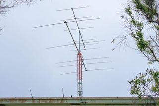 Pozor, pozor: Záhadná čísla v perštině znějí éterem. Může jít o tajnou zprávu pro špiony