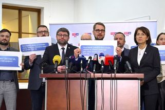 Chaos jako za covidu, hřímá opozice. Chce vědět, jak vláda zajistí návrat válkou odříznutých Čechů