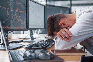 Temná stránka rozmachu AI. Pracovní trend 996 vede k rychlému vyhoření - Novinky