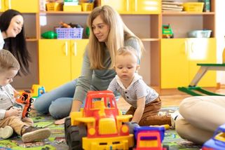 Učitelky jsou převlíkačky, nemají prostor vzdělávat, stěžují si některé školky. Kvůli nedostatku dětí začínají brát dvouleté