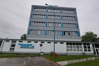 Patnáctiletý chlapec, jemuž šnekový dopravník utrhl ruku, pracoval ve firmě na Klatovsku načerno - Novinky