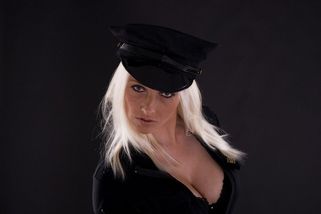 „Pane řediteli, nedívejte se mi do výstřihu“, řekla jsem po firemní poradě. Doporučil mi rolák a díval se dál