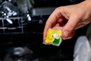 Otestovali jsme kapsle do myčky. Vítěz ze supermarketu perfektně umyje i mastné nádobí