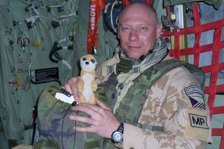 Válečný veterán se staral o nemocné syny a ženu, pak měl ale sám vážnou nehodu - Novinky