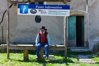 Ital žije v obci už skoro čtvrt století úplně sám. Je z něj hvězda - Novinky