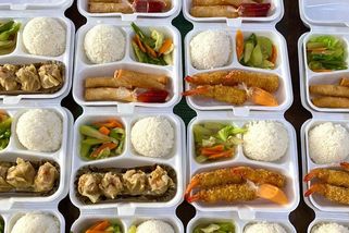 PET lahev pod stolem: Buranství, nebo pragmatismus?