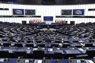 EP bude hlasovat o půjčce Ukrajině a jednat o konkurenceschopnosti