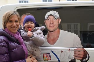 Vdova po hokejistovi Karlovi Rachůnkovi se vdala za jeho kamaráda ze zlatého týmu. Mají spolu dceru