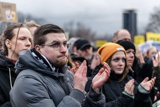„Fritzi, poslouchej Mutti.“ Němci vyšli do ulic, vadí jim spolupráce s AfD - Seznam Zprávy