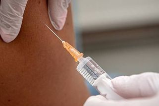 Podle lékaře lidé po vakcíně na covid umírají. Tvrzení vyvolalo bouřlivé reakce