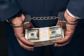 Investor sliboval hory doly, miliardy od tisíců klientů ale zahučely v jeho luxusu - Novinky