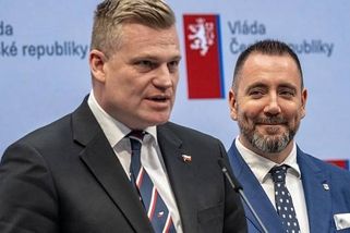 Turek mohl mít tlumočníka, zvolil nesoudnost a ostudu. Jeho angličtinu cupují