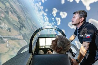 Prezident Pavel se předvedl na leteckém trenažéru - Novinky