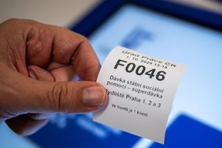 Přísné životní minimum a demotivační pracovní bonus. Superdávka má dva problémy, vysvětluje sociolog Prokop