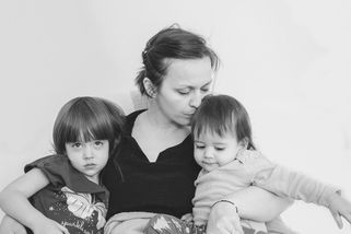 Alimenty 2026: Stát vyměnil ochranu dětí za plnější pokladnu. Daň za odpovědnost platí samoživitelky - Médium.cz