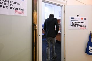 Pomoc lidem z ubytoven vláda odkládá. Pohřbí šance desítek tisíc dětí, varují kritici - Novinky