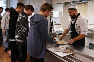 Místo masa budou fazole, tvrdí Babiš. Chce změnu v nových školních jídelníčcích