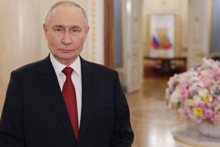 Utajené záběry nemocného Putina. Záchvaty kašle, problémy s krkem a pošramocené zdraví